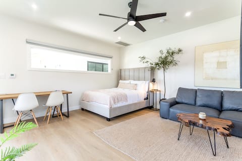 Private, Retreat on the Golf Course -Walk to shops