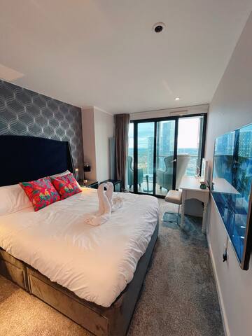 penthouse with skyline views gallery image 2