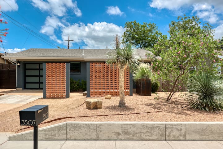 luxe hippie bungalow – POOL/huge deck 3 Beds 78704