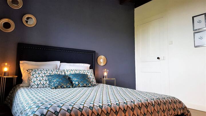 Chambre Art déco lit 160*200 avec matelas mémoire de forme.