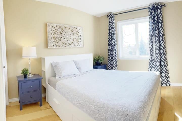 غرفة نوم ثانية فسيحة في الطابق الرئيسي بسرير بحجم كوين