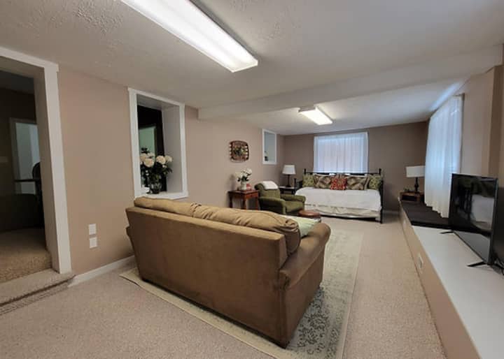 Living room: Pull out sofa, coffee table, day bed with 2 twin mattresses, and smart TV