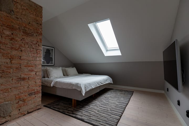 Спална соба 2: горно ниво со двоен кревет