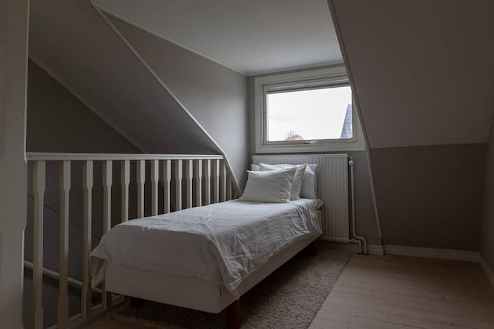 Спална соба  1: единечен кревет, горно ниво