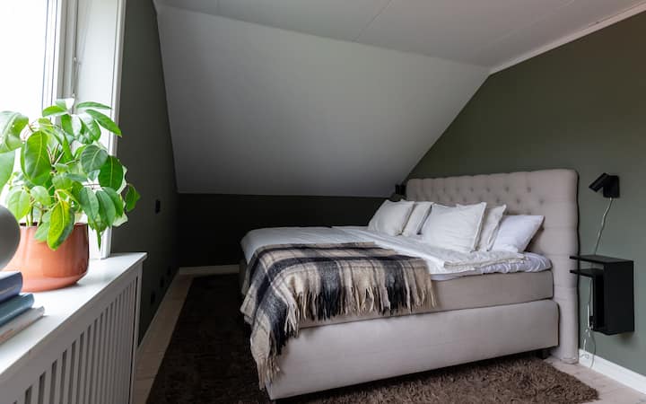 Спална соба 3: горно ниво со двоен кревет