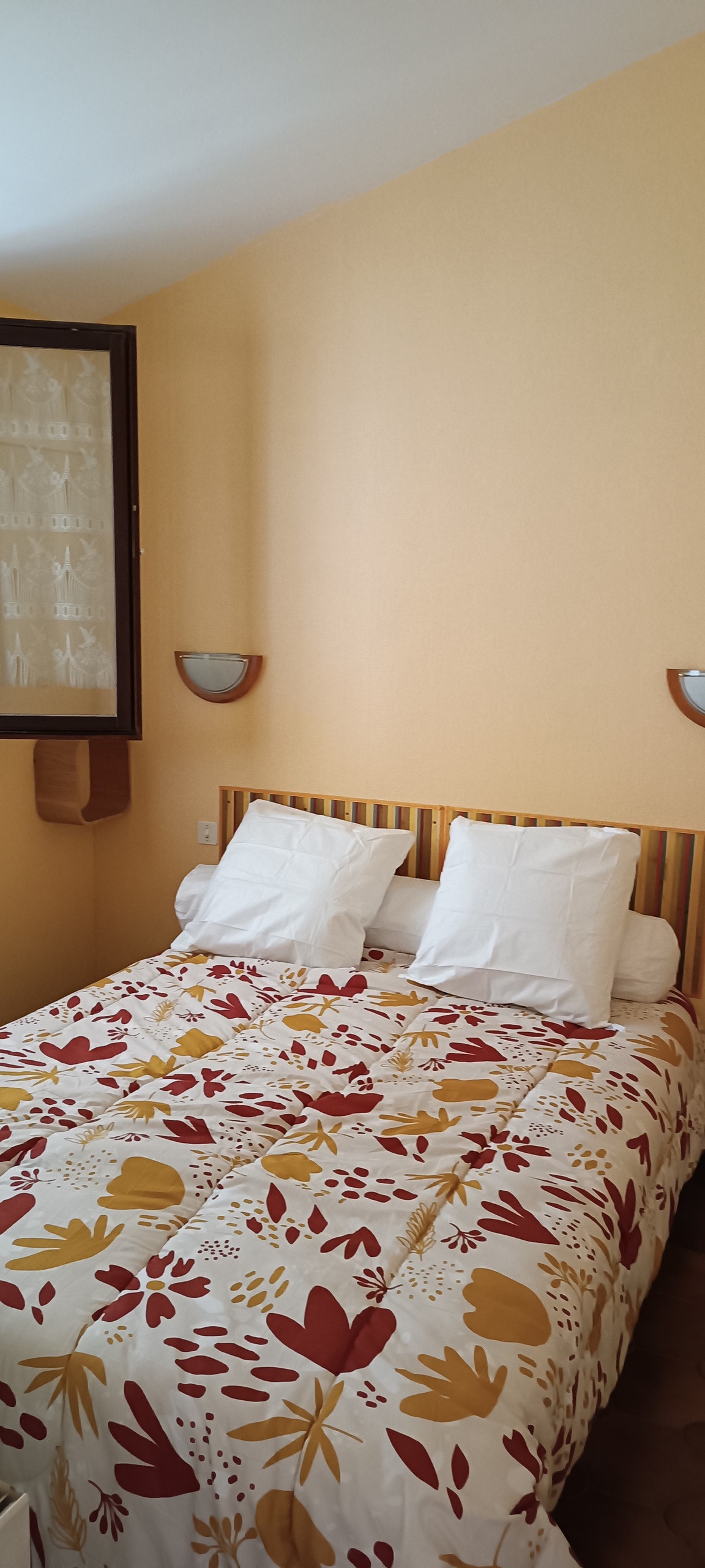 卧室内有舒适的140张床