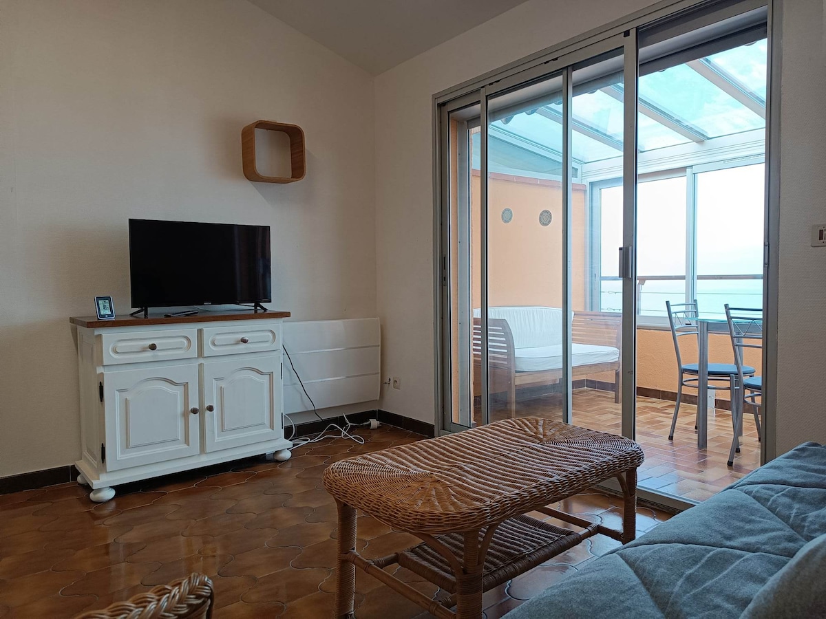 可俯瞰阳台的客厅