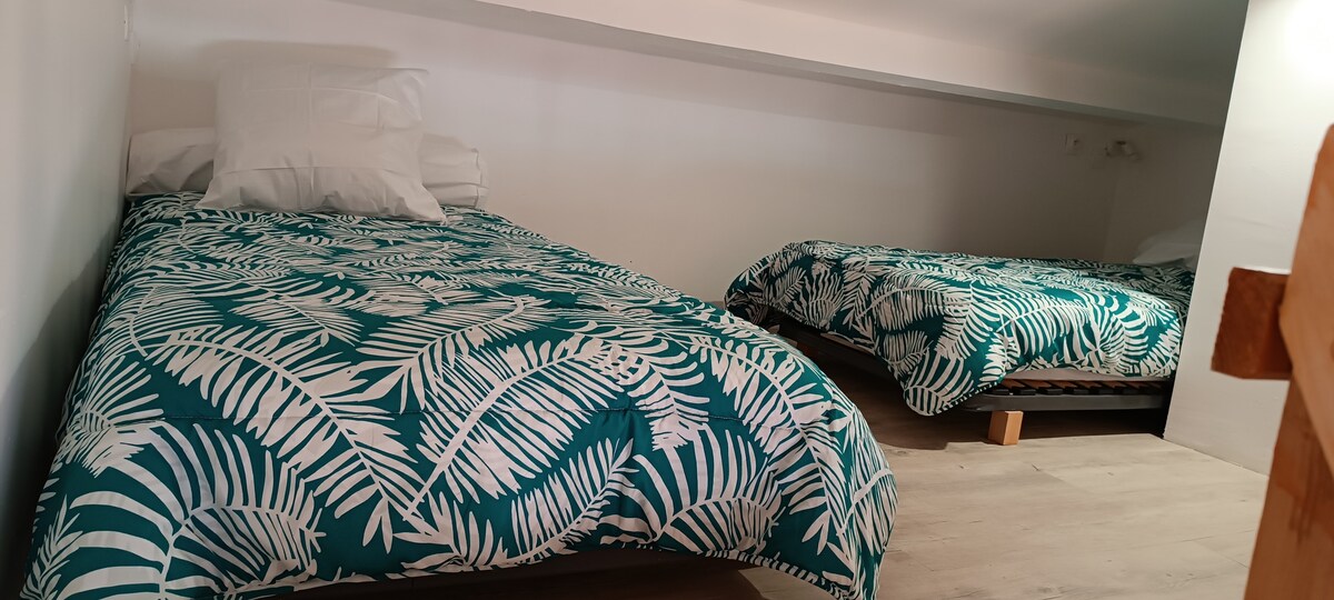 2张床， 90多只床，夹层