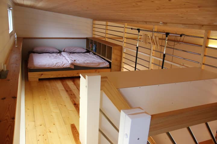 Едно от двете големи двойни легла. Вторият е същият като този и е зад фотографа. Осигурени са гардероб и закачалка за дрехи за съхранение на дрехи. Не можете да стоите прави в галерията.