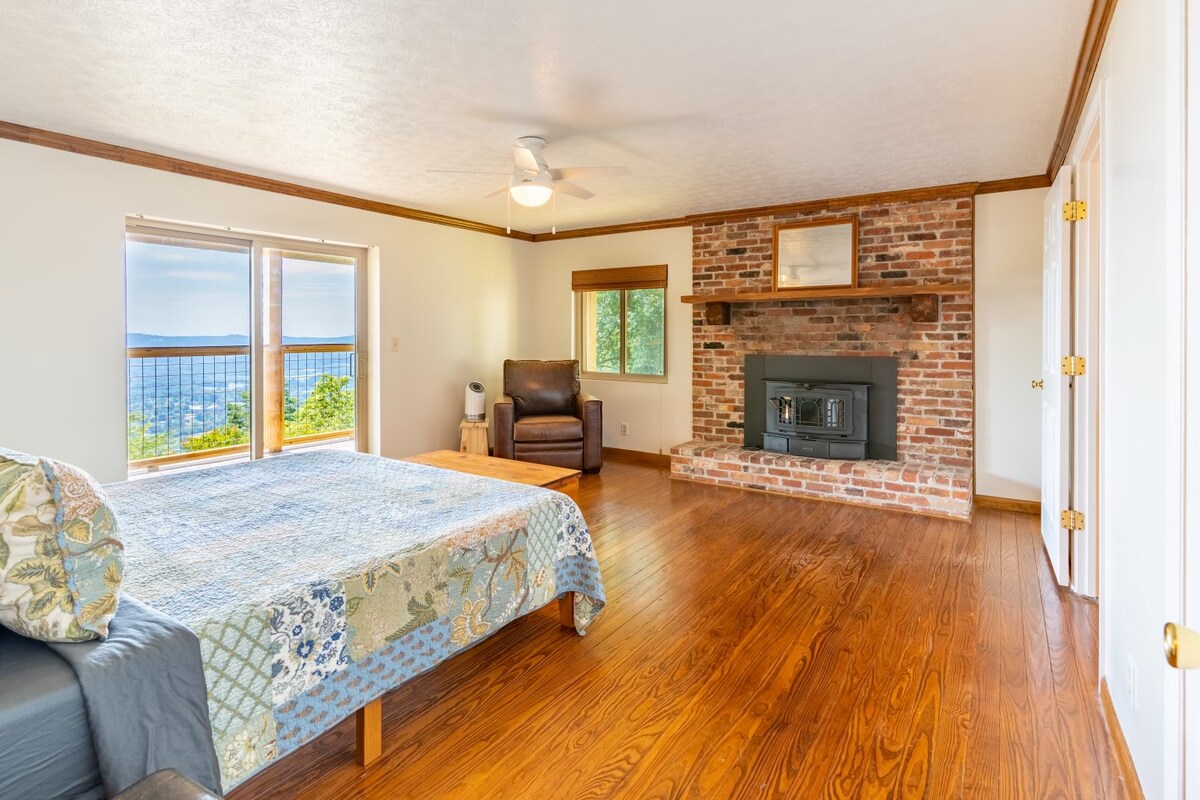 Главна спалня, долно ниво, суперголямо двойно легло със самостоятелен балкон.