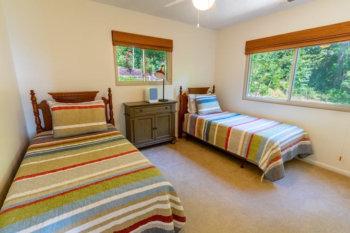 Dormitorio de arriba, dos camas individuales.