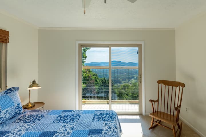 Dormitorio queen en la planta superior con balcón privado.