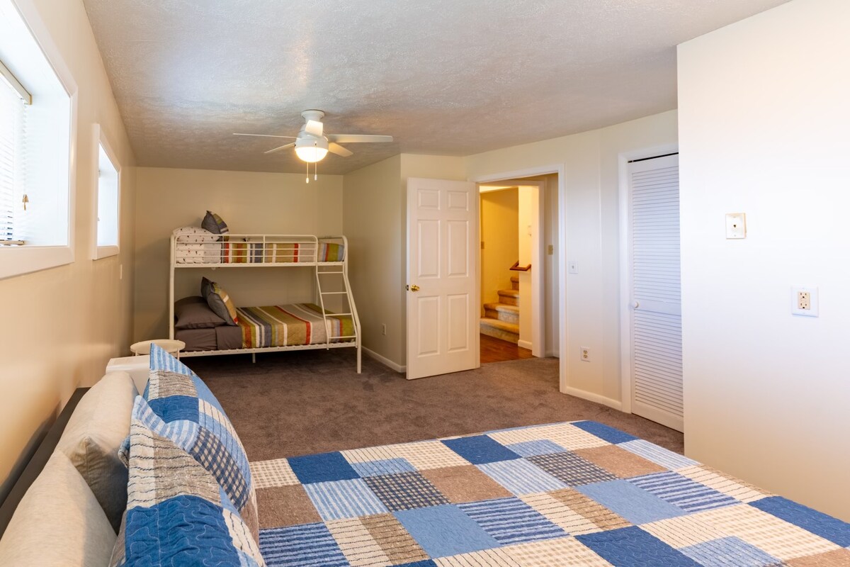 Стая на долния етаж, в близост до майстора. Една кралица, един близнак, един пълен.