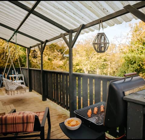 Luxury Quirky woodland cabin with hot tub