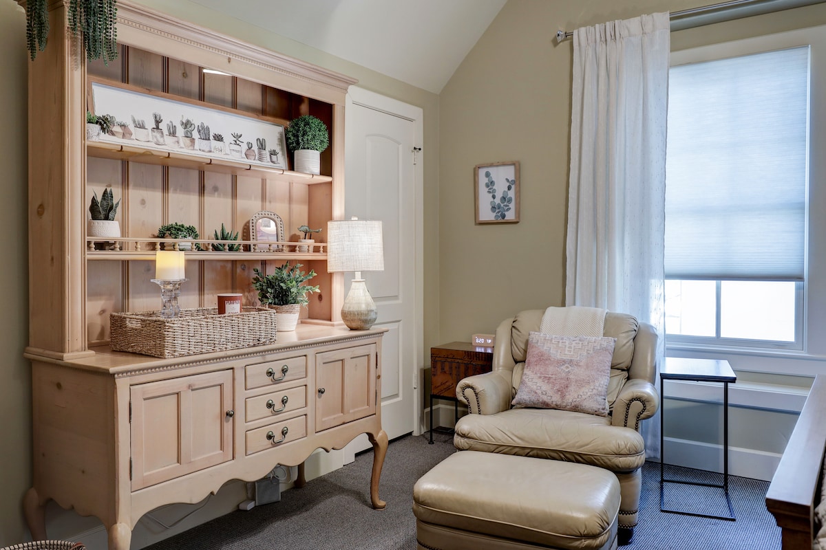 Top performing Airbnb: Upscale Quiet City Guesthouse-everything close in Greenway / Upper Kirby Area