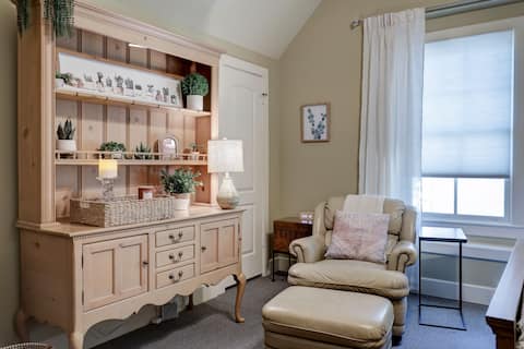 Top performing Airbnb: Upscale Quiet City Guesthouse-Close to Everything in Greenway / Upper Kirby Area