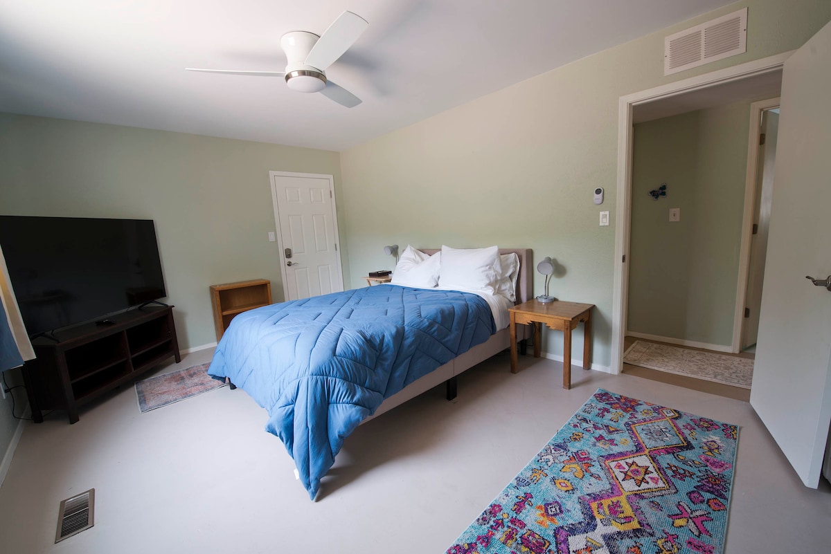 Dhoma e gjumit #1 Dyshek i madhësisë së mbretëreshës. Banjë në dhomë. TV në dhomë, dera e daljes së oborrit në dhomë 