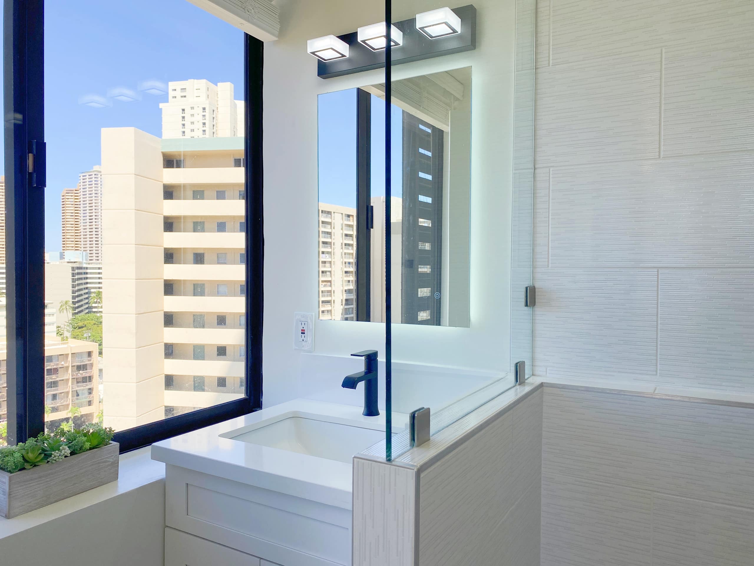 Condo in Honolulu · ★4.87 · 1 bedroom · 2 beds · 1 private bath - Image 9