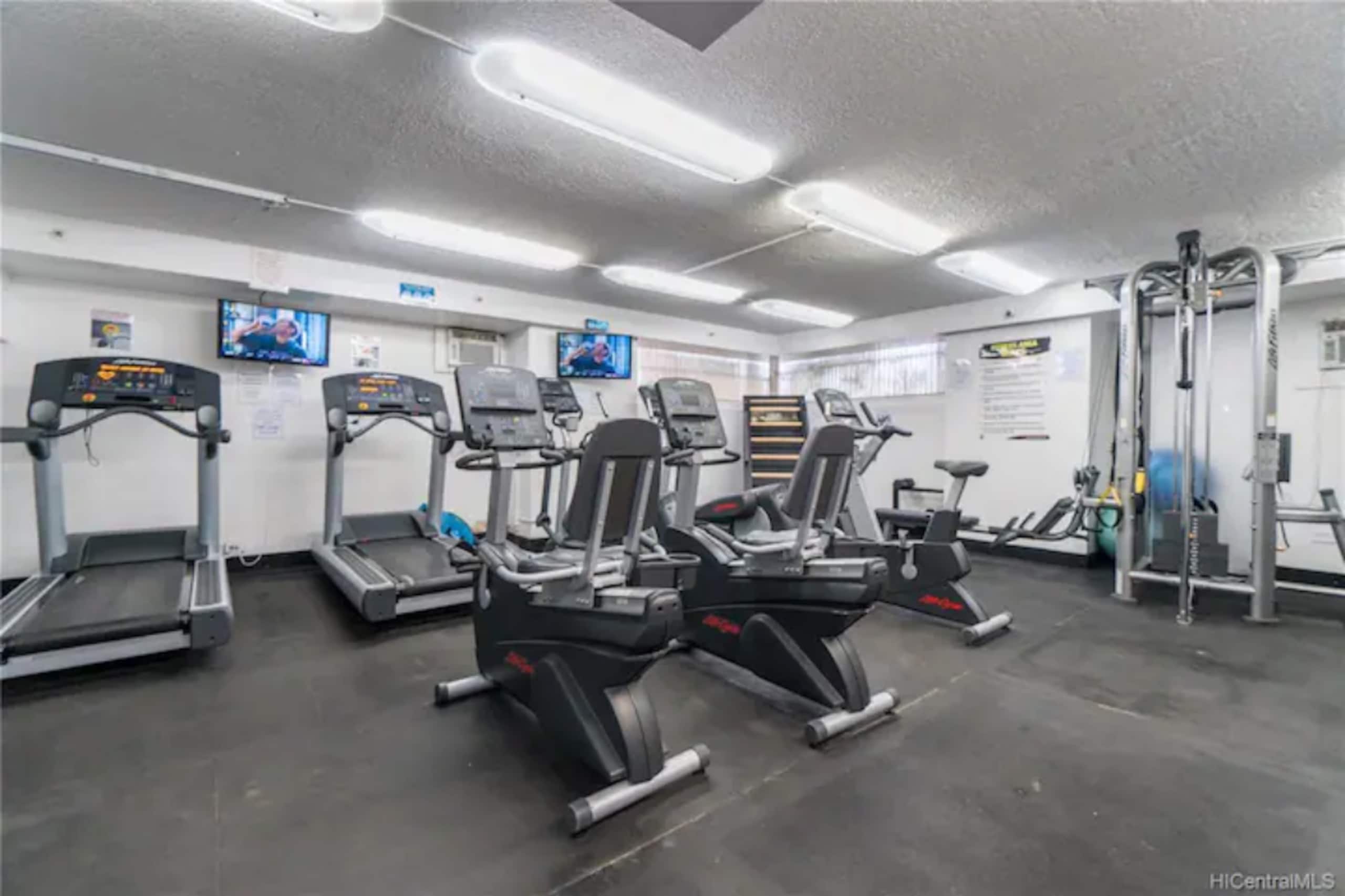 Condo in Honolulu · ★4.87 · 1 bedroom · 2 beds · 1 private bath - Image 29