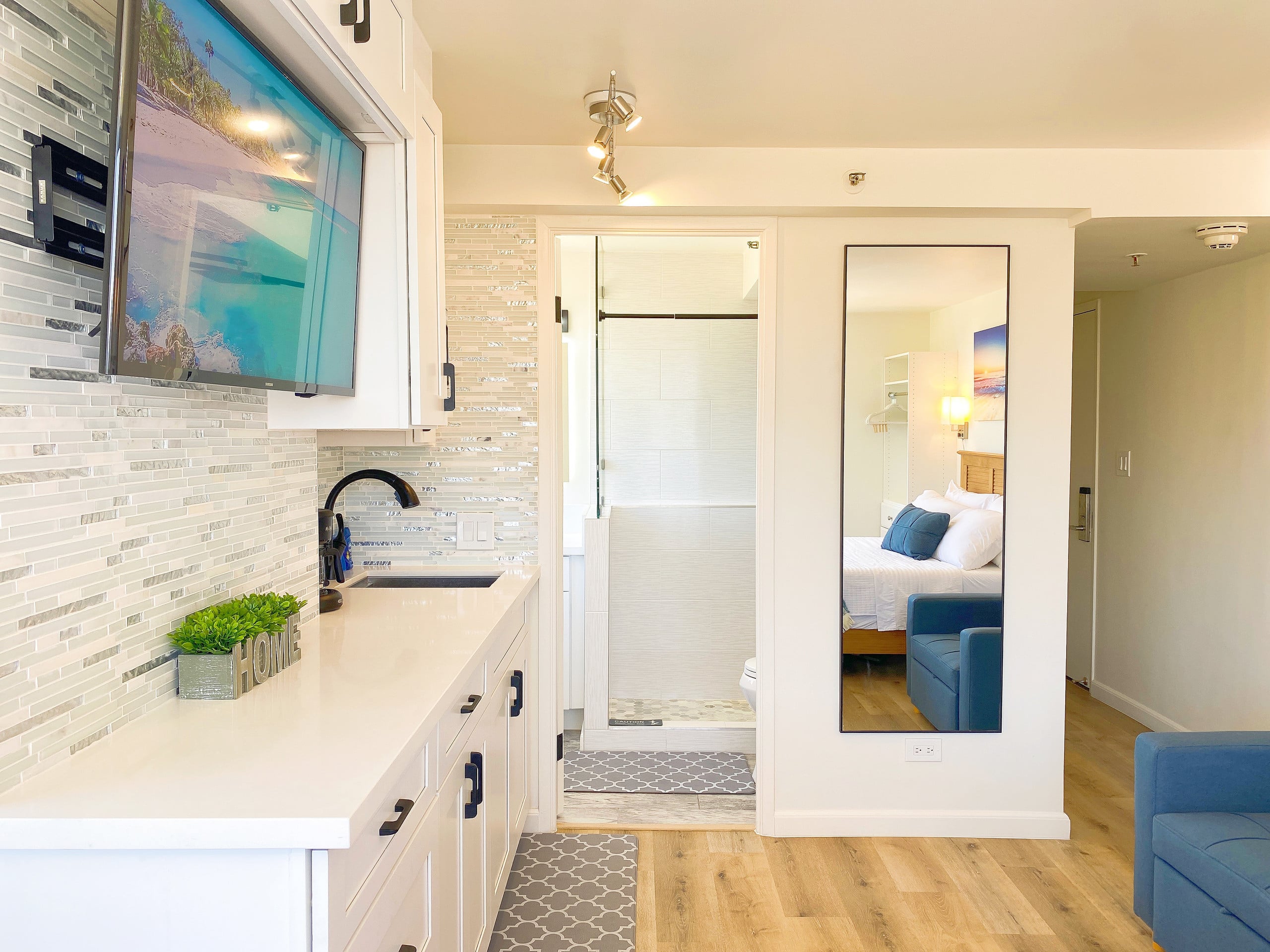 Condo in Honolulu · ★4.87 · 1 bedroom · 2 beds · 1 private bath - Image 8