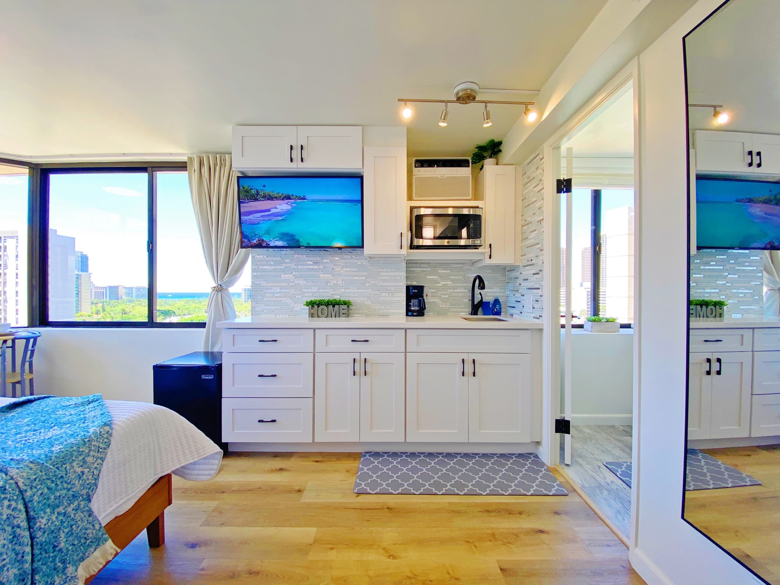 Condo in Honolulu · ★4.87 · 1 bedroom · 2 beds · 1 private bath - Image 18