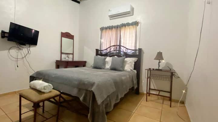 Chumba kikuu chenye kiyoyozi.