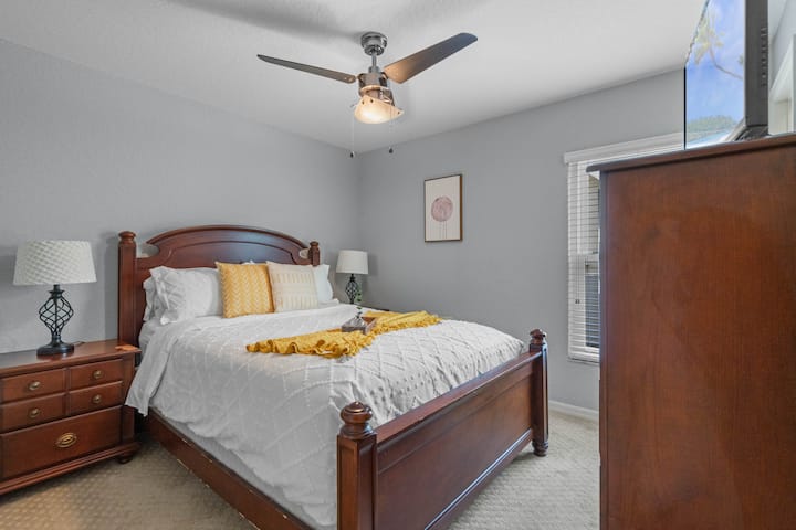 ห้องนอนพร้อมเตียงควีนไซส์