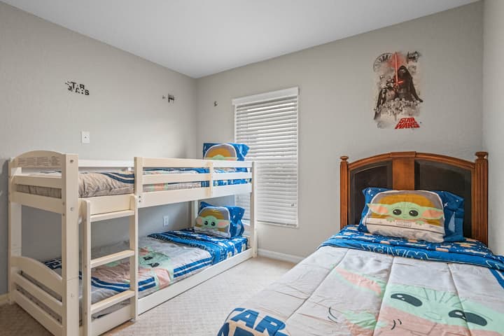 ห้องพักธีมสตาร์วอร์ส เตียงแฝด + เตียงคู่เหนือเตียงสองชั้น ขอให้พลังมาอยู่กับคุณ!