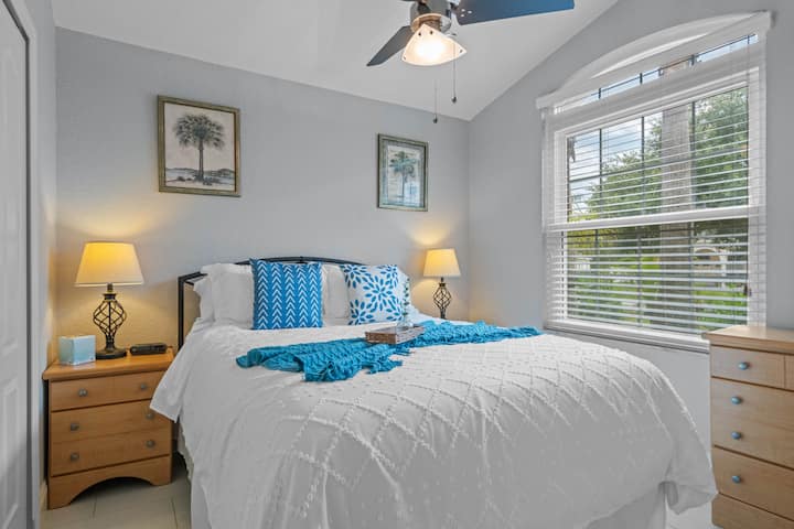 ห้องนอนพร้อมเตียงควีนไซส์