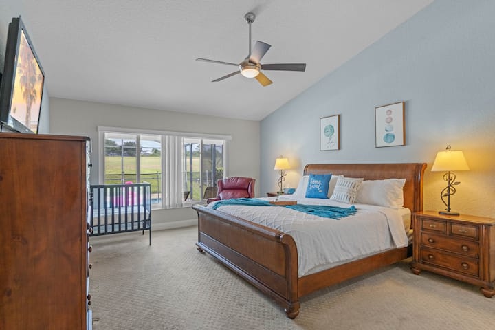 ห้องนอนใหญ่มีเตียงขนาดคิงไซส์และเตียงเด็กอ่อน