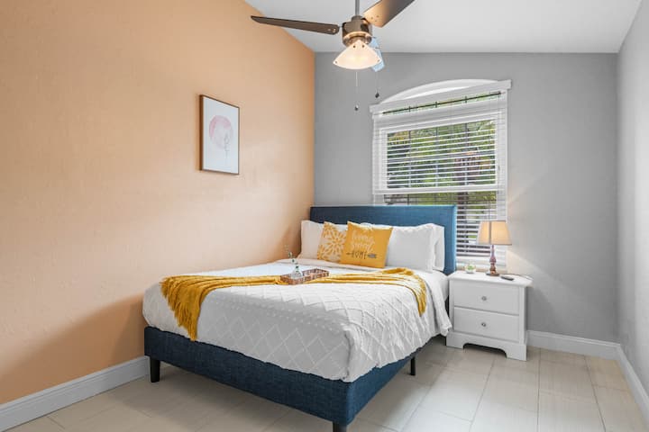 ห้องนอนพร้อมเตียงควีนไซส์