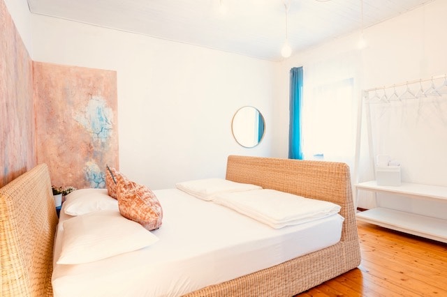 חדר 1: חדר גדול עם מיטת שיש טבעית בגודל קינג סייז ליד חברת Gervasoni וכורסה של Gervasoni.