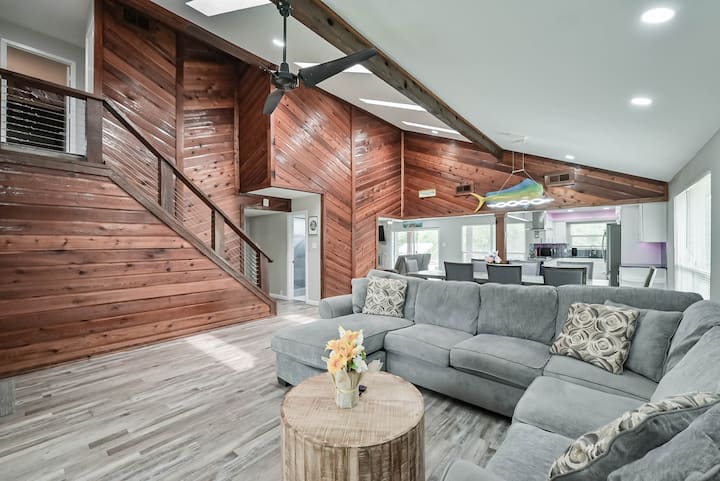 Fully renovated modern home with custom woodwork from a local tradesmen that hand build many pieces of.the furniture,  decks, bars, and hand rails. 