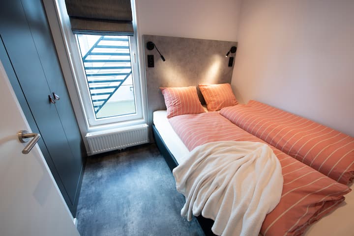 Dormitorio 2, con cama doble y armario de 1,50m.