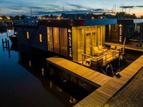 Cozy, large, fixed houseboat