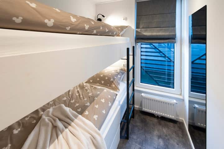 Dormitorio 3 con literas de los años 90.