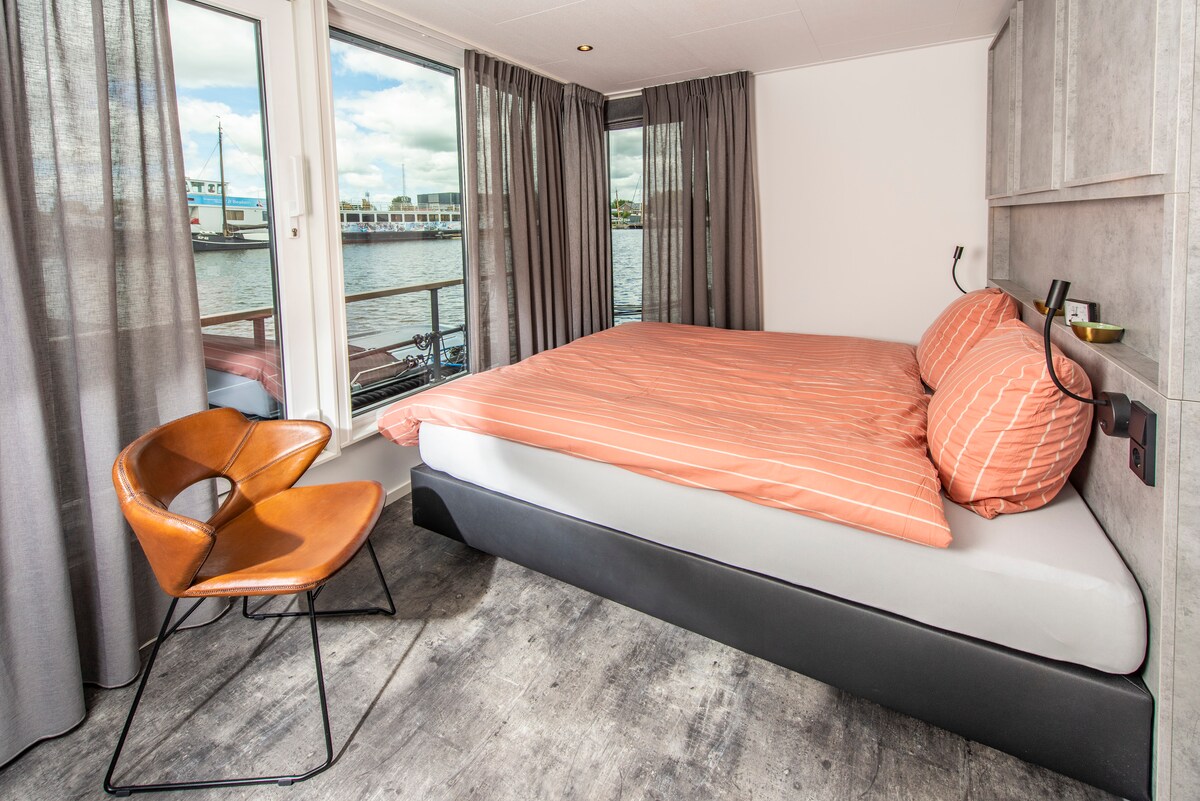 كوخ القبطان بسرير بعرض 1.80 متر وخزانة ملابس مزدوجة خاصة به