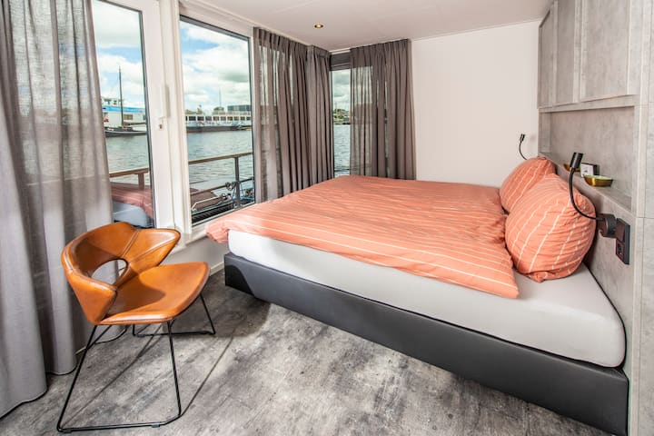 La cabaña del capitán con cama de 1,80m de ancho y su propio armario doble para niños