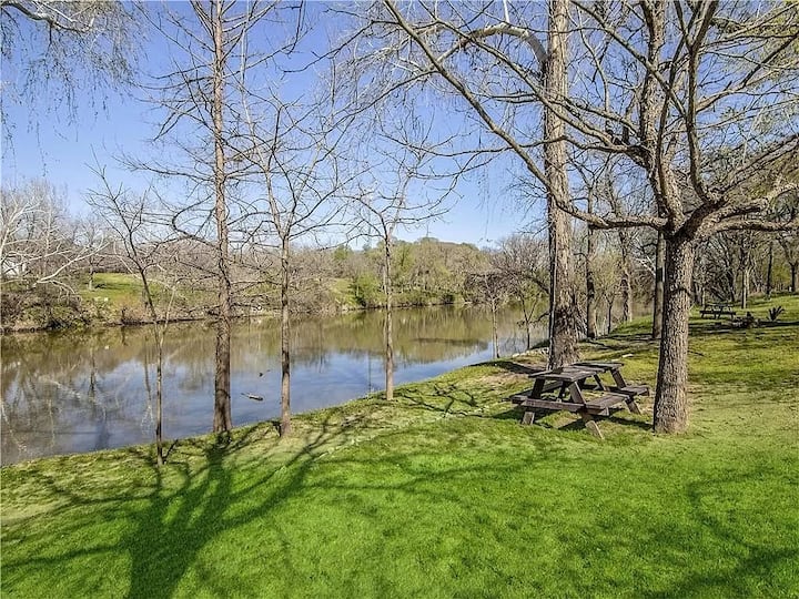 Riverfront Cottage 1 Acre, 5 mins from downtown Cottages for Rent in