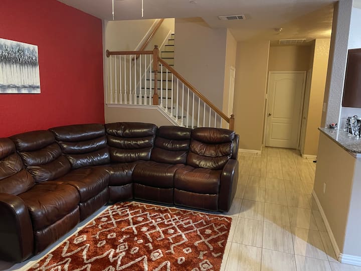 Cheerful 3-bedroom Townhome - The Colony, TX