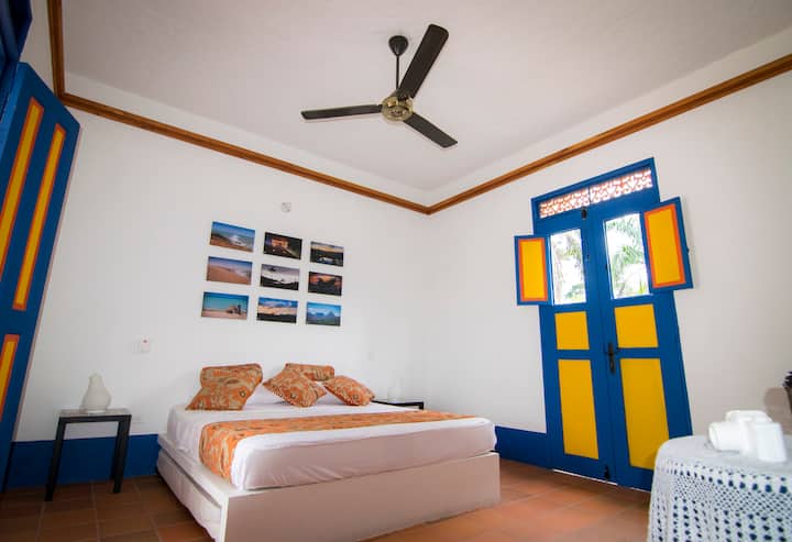 Prostrana spavaća soba s odvojenim izlazom i privatnom kupaonicom na prvom katu. Pomoću TV-a možete spojiti svoje uređaje.