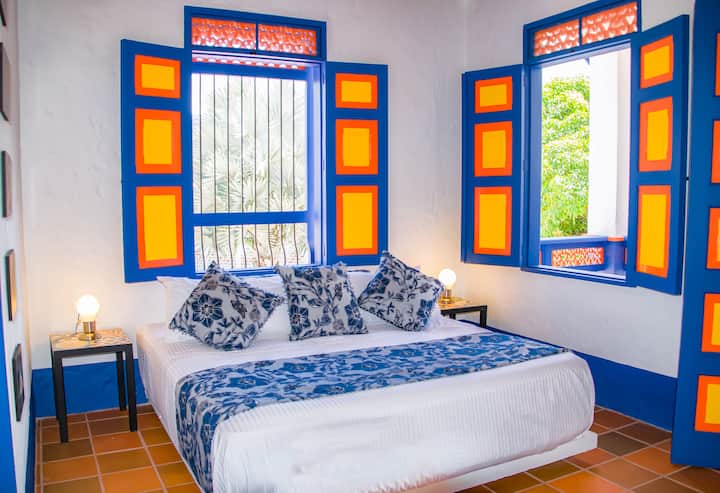 Glavna obiteljska niša s 1 bračnim krevetom i dva odvojena kreveta, TV-om s izravnim TV-om, privatnom kupaonicom otvorenim i lijepim pogledom.