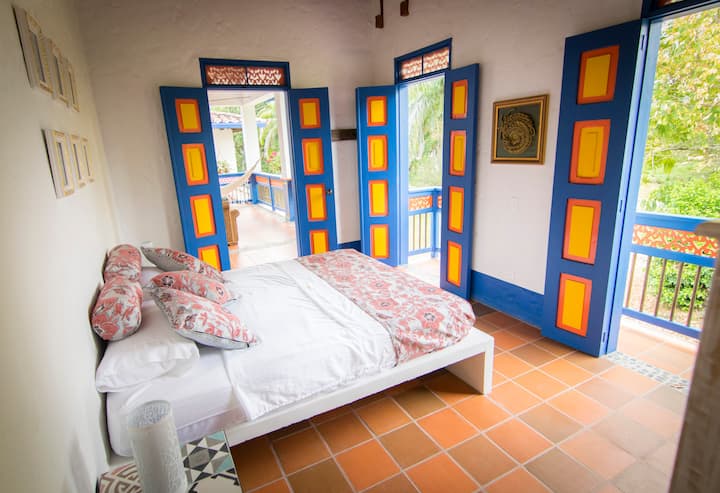 Soba s bračnim krevetom na drugom katu s velikim balkonima koji vam omogućuju da vidite ljepotu planina gornjeg Jericóa tijekom cijele godine. TV je dostupan za povezivanje vaših uređaja.