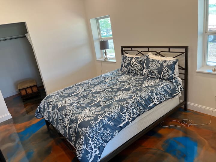 ห้องนอนใหญ่พร้อมตู้เสื้อผ้าแบบเดินเข้าได้ 