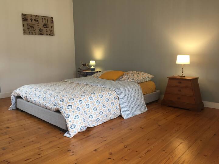 Velika spavaća soba s 140 kreveta