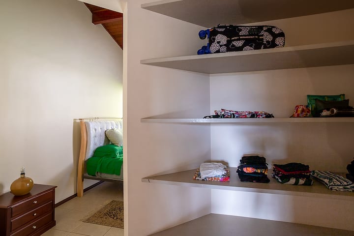 Entrada y armario habitación 2