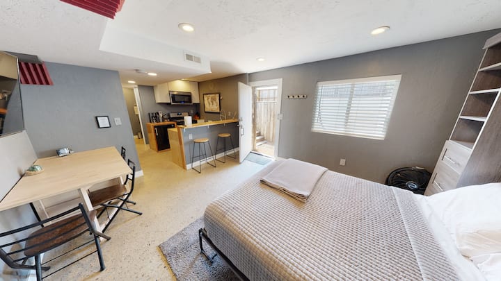 Newly Remodeled Studio -Private Yard/entrance - Salt Lake City, UT