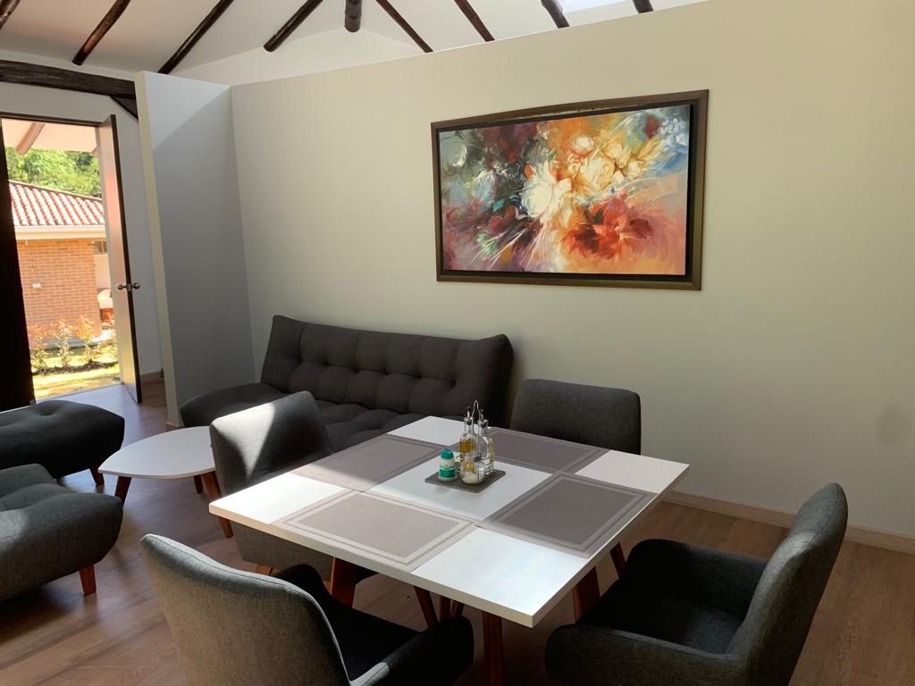 Comedor y puerta de entrada al fondo.