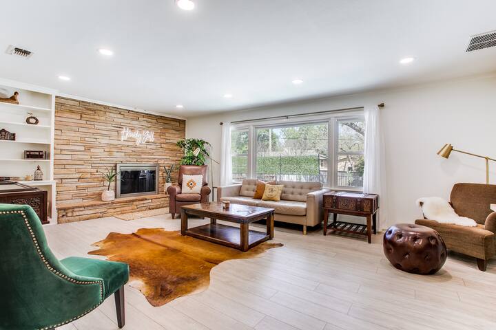 Cowtown Oasis w/ Gated Pool, Huge Backyard, BBQ! gallery image 2