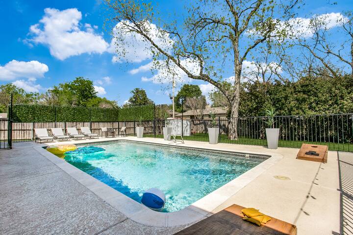 Cowtown Oasis w/ Gated Pool, Huge Backyard, BBQ! gallery image 3
